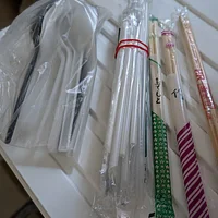 全新的免洗餐具（ 湯池、 吸管等）