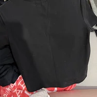 短版黑色上衣
